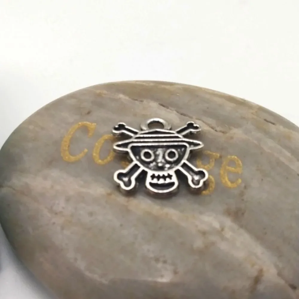One piece‎ skull skeleton charm